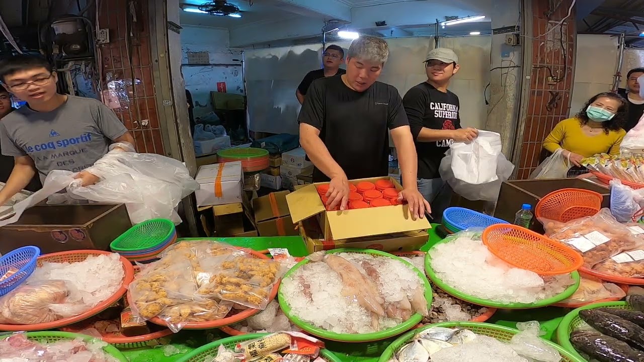 剛被客人嫌貴 士官長賭氣把金錩加到檯子都放不下 新營市場成功街29號 士官長海鮮叫賣 海鮮拍賣 叫賣哥 seafood auction