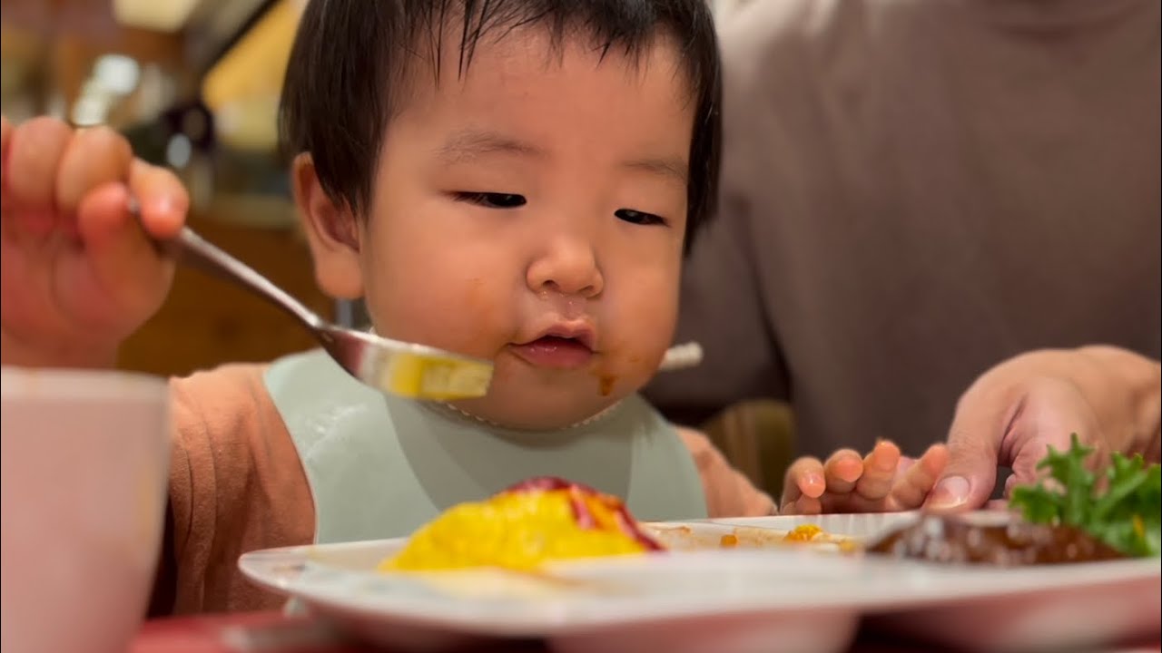 【1歳9ヶ月】レストランでオムライスを食べるりっくん ［1 year and 9 months old] Rikkun eating an omelette at a restaurant.