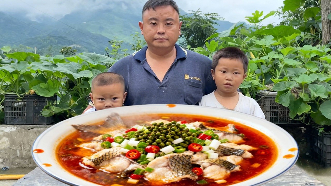 懂事儿子心疼爸爸干活辛苦，不仅帮爸爸撕玉米，还会把干完活的一地狼藉打扫干净！#亲子 #萌娃 #美食 #农村