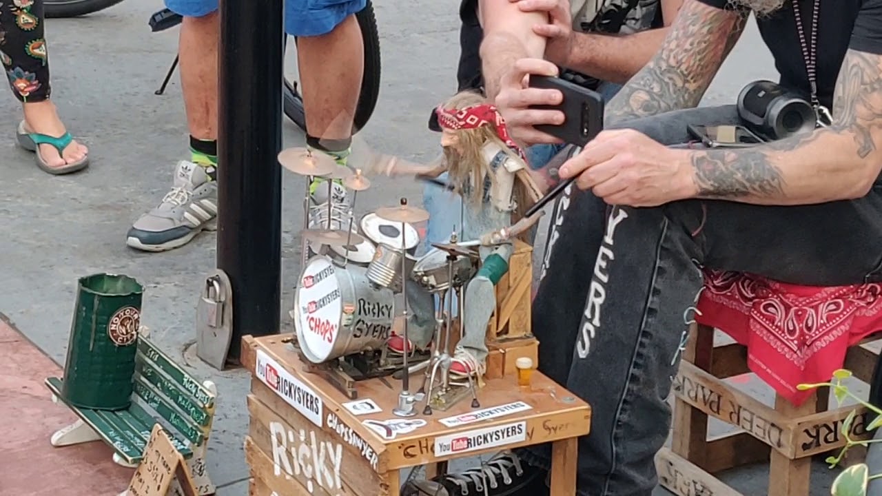 Amazing Puppet Drummer