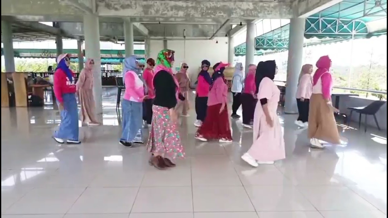 Spontan uhuy alah alah linedance choreo Ajeng demo by New tugu dance purwokerto 