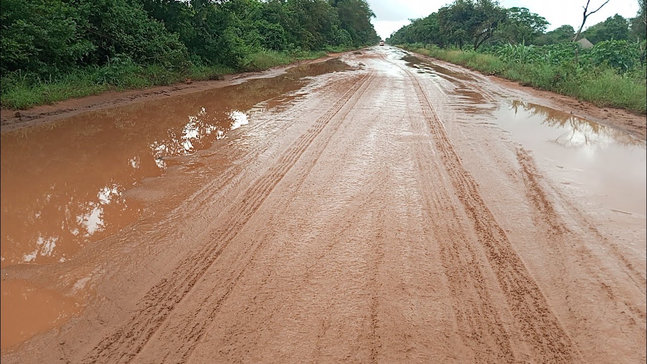 UTENTES DA EN1 DESMENTEM AO PRESIDENTE DA REPÚBLICA E DIZEM QUE A ESTRADA NÃO ESTÁ EM REABILITAÇÃO.