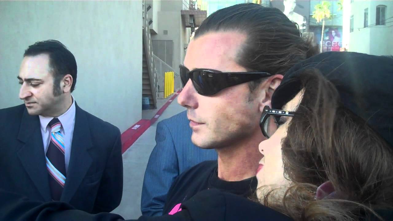 gavin rossdale signing and taking pictures in hollywood 7 21 11
