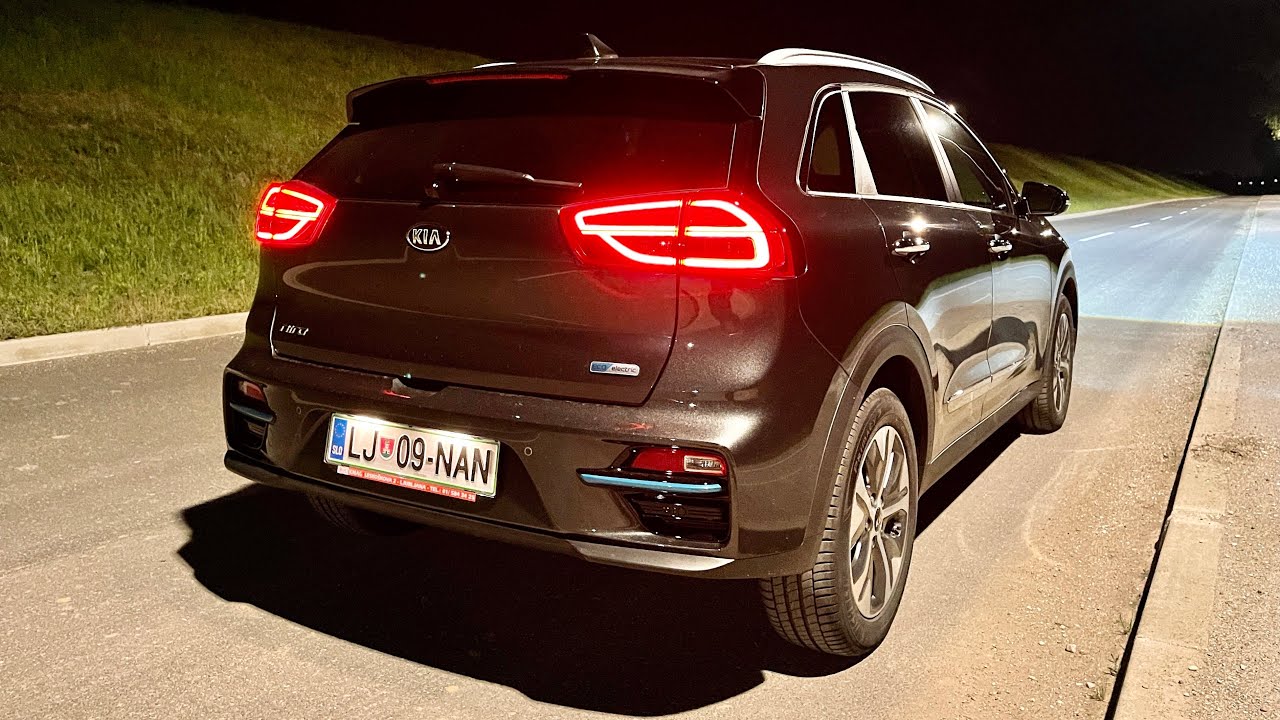 Новый KIA e-Niro 2021 ночью - сумасшедшие светодиодные фонари и окружающее освещение