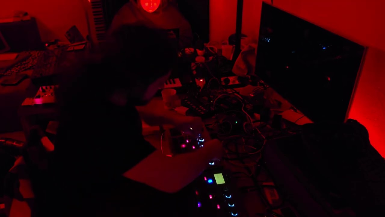 Kotoll - Bees in the brain (mental? tekno improv set ) 140 bpm