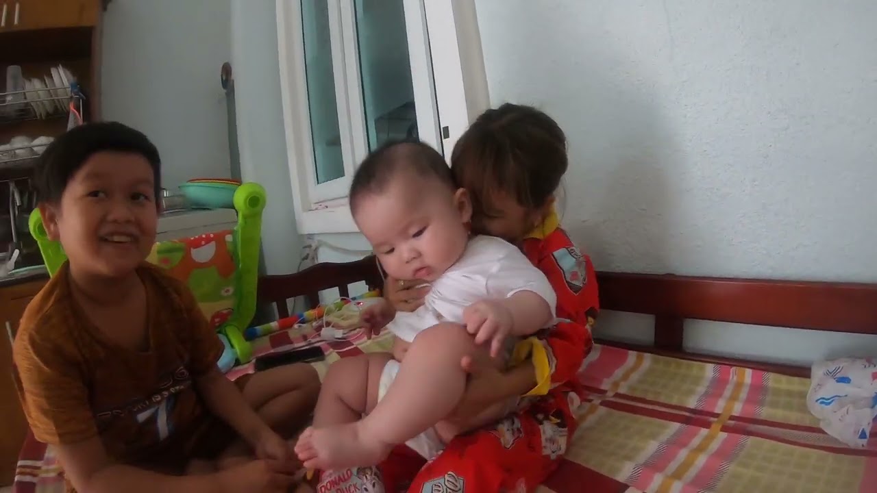 Huy Tí Hon và Huyền Hare phụ má Thúy nấu ăn