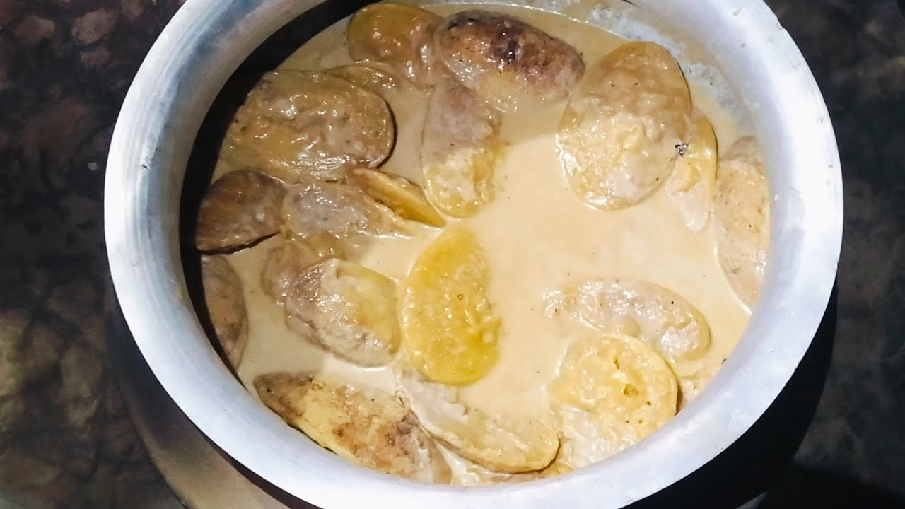ঢেঁকিতে গুড়ো করে দুধ চিতই পিঠা। 