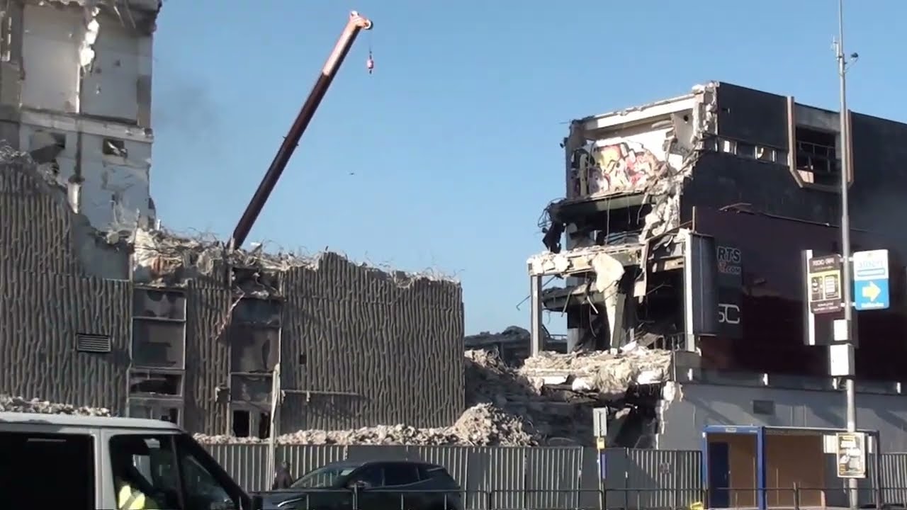 Tesco na Dornychu, tedy byvalý Prior,  mizí před očima ...
