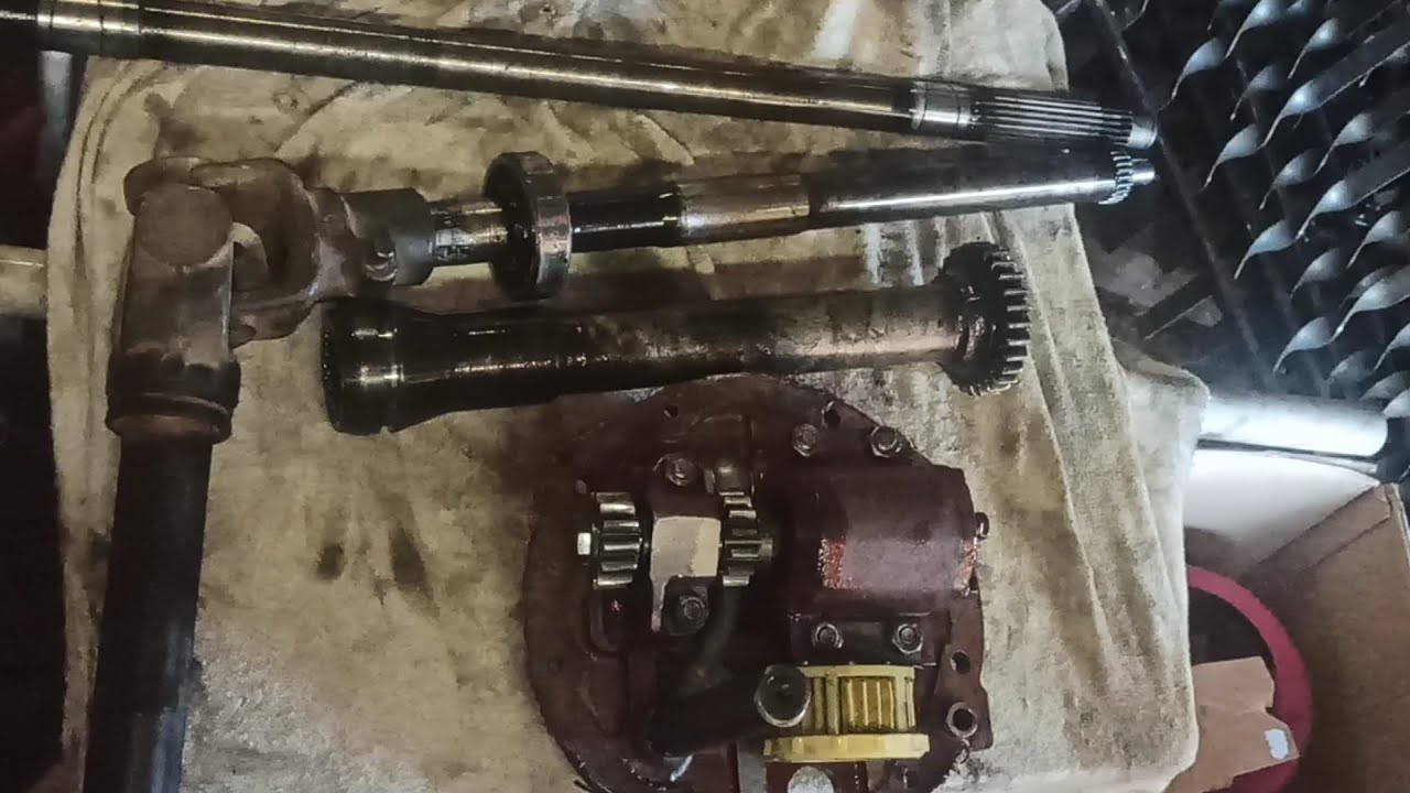 Wyjmowanie wałków od womu  oraz tulei napedu pompy hydraulicznej bez rozpoławiania Ursus c360.