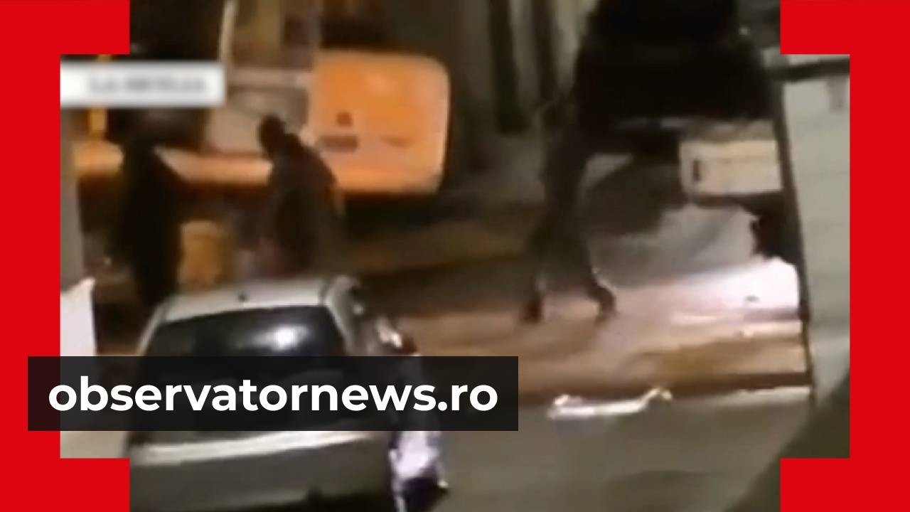 Momentul în care șase hoți jefuiesc o bancă din Italia și fură bancomatele cu un excavator