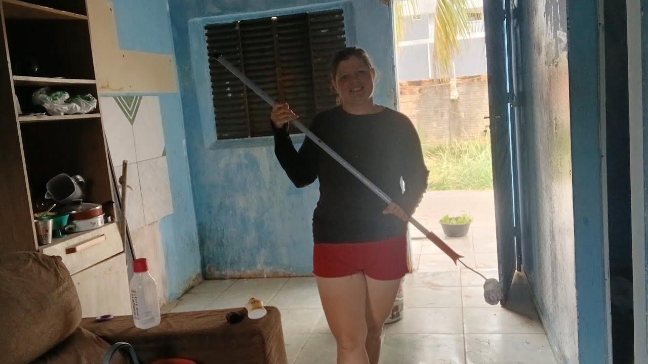 Passei celador em cima do papel de.parede da cozinha