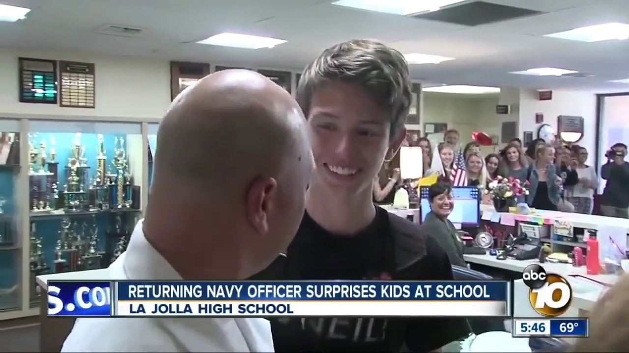 🔴Soldiers Coming Home Officer Surprises his Sister at National Pageant