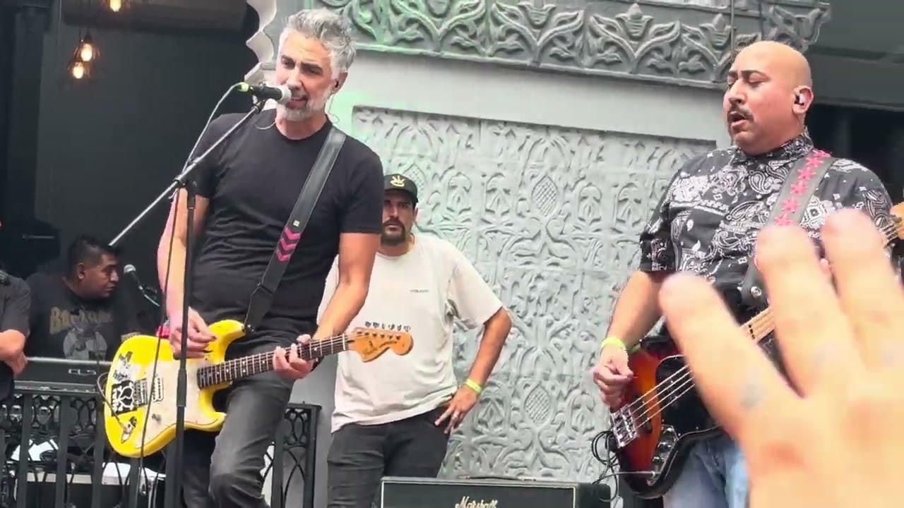 Delux - Entre La Guerra y El Amor. Bazar de Bandas at House of Vans CDMX 2023.