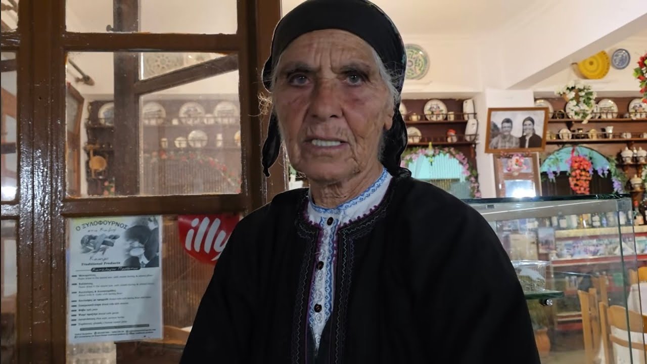 45 χρόνια στο Μαγαζί φορώντας τιν παραδοσιακό  ενδυμασία στην Ολυμπο Καρπάθου