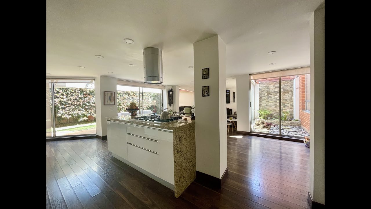 VENDO MODERNA CASA DE CONCEPTO ABIERTO CON LINDA VISTA EN SOTILEZA. BOGOTA