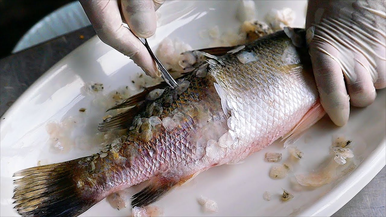 тайский уличная забегаловка - жареная рыба баррамунди Бангкок морепродукты Таиланд