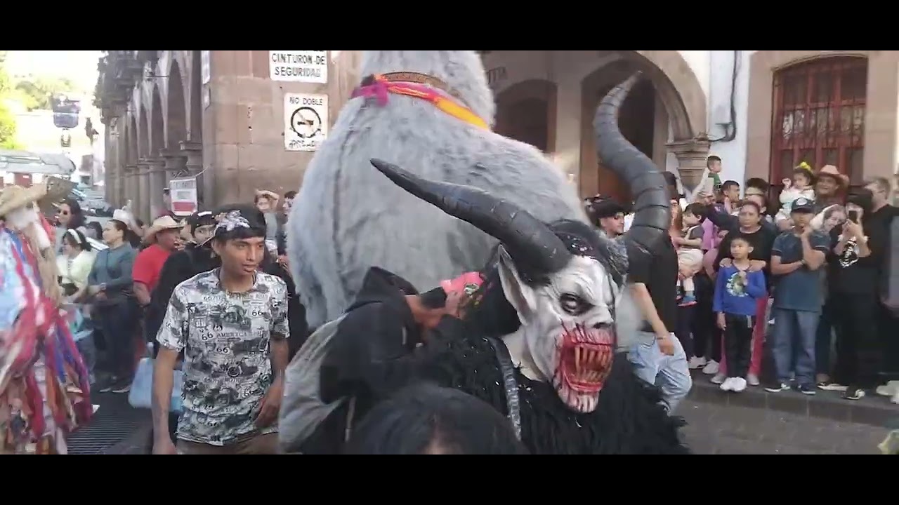 Desfile de toritos de carnaval en patzcuaro 2026 ( Terminan en besos ) 