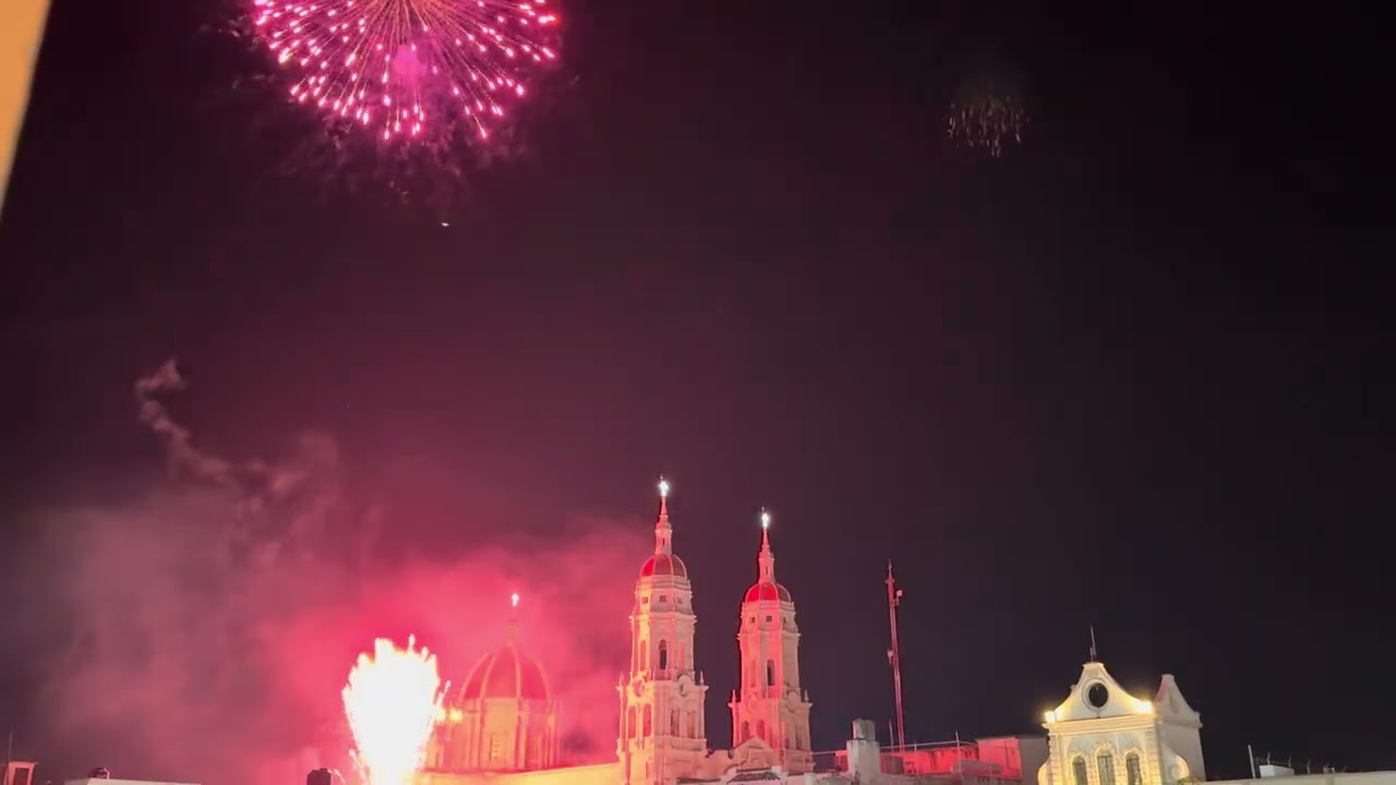 Pirotecnia en la parroquia en la Día de San José Sánchez del Río