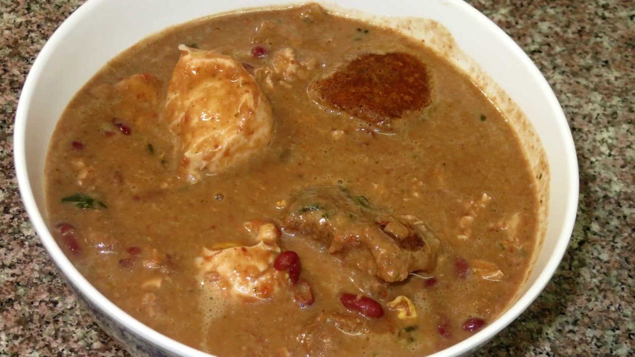 Sopa de frijoles con chicharrones y huevos - Comida Nicaraguense