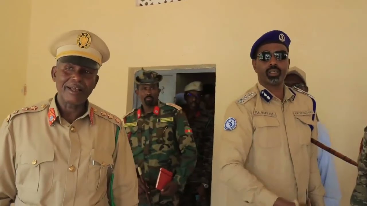 Taliye Aadan Cabdi Xaashi oo saraakiisha isugu yeertay Xerada 54aad ee Garoowe.