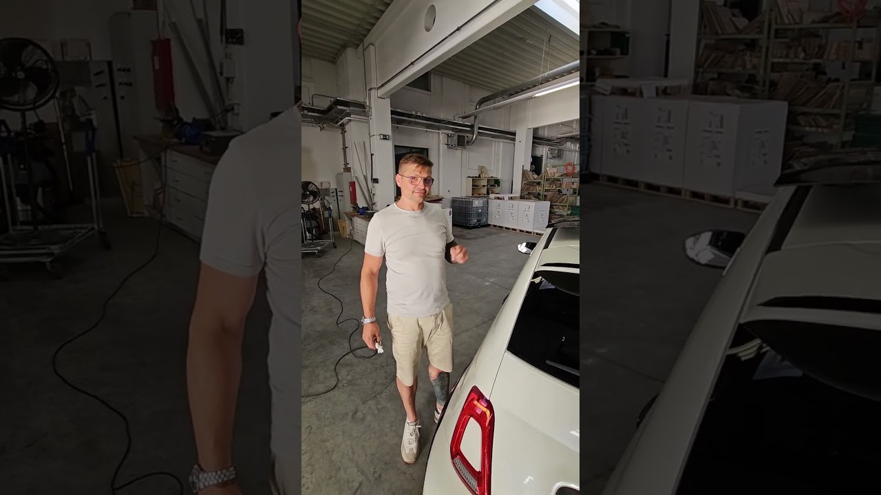 Abarth 595 Frontlippe und Dachspoiler ergänzen.