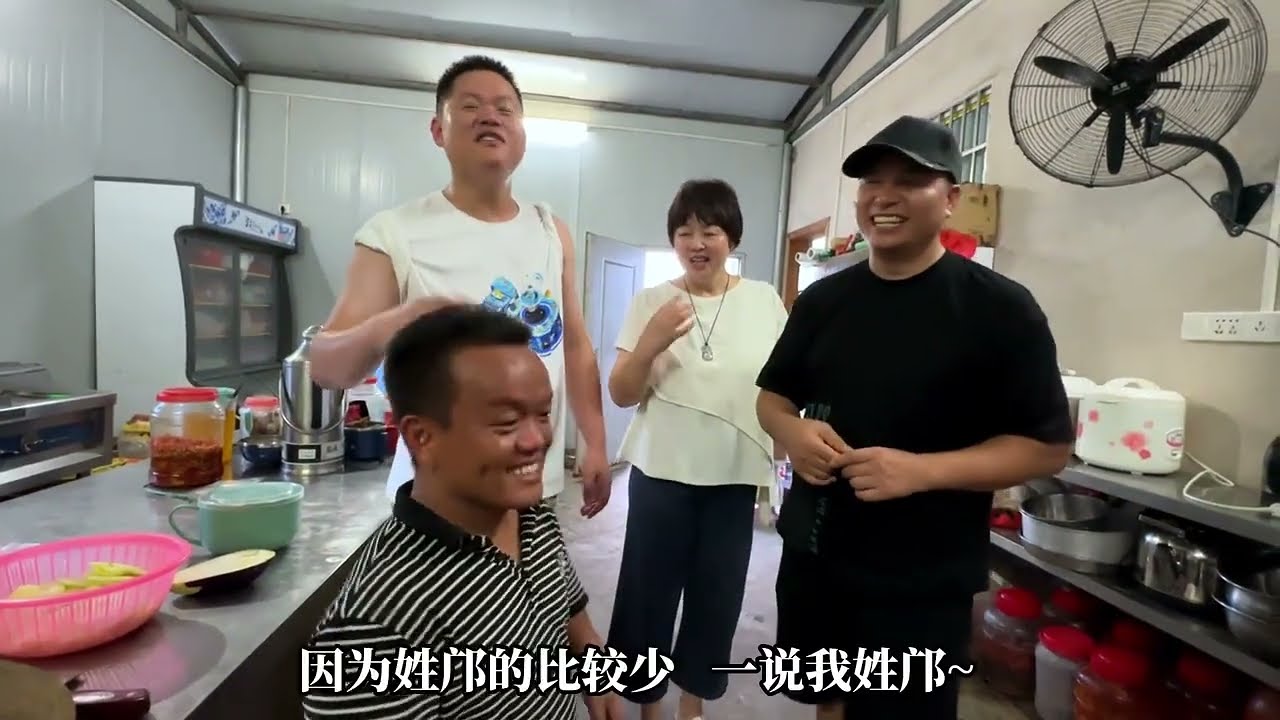 桃园逮鸡，小邝再出手一路狂奔，抓到土鸡四处找主人