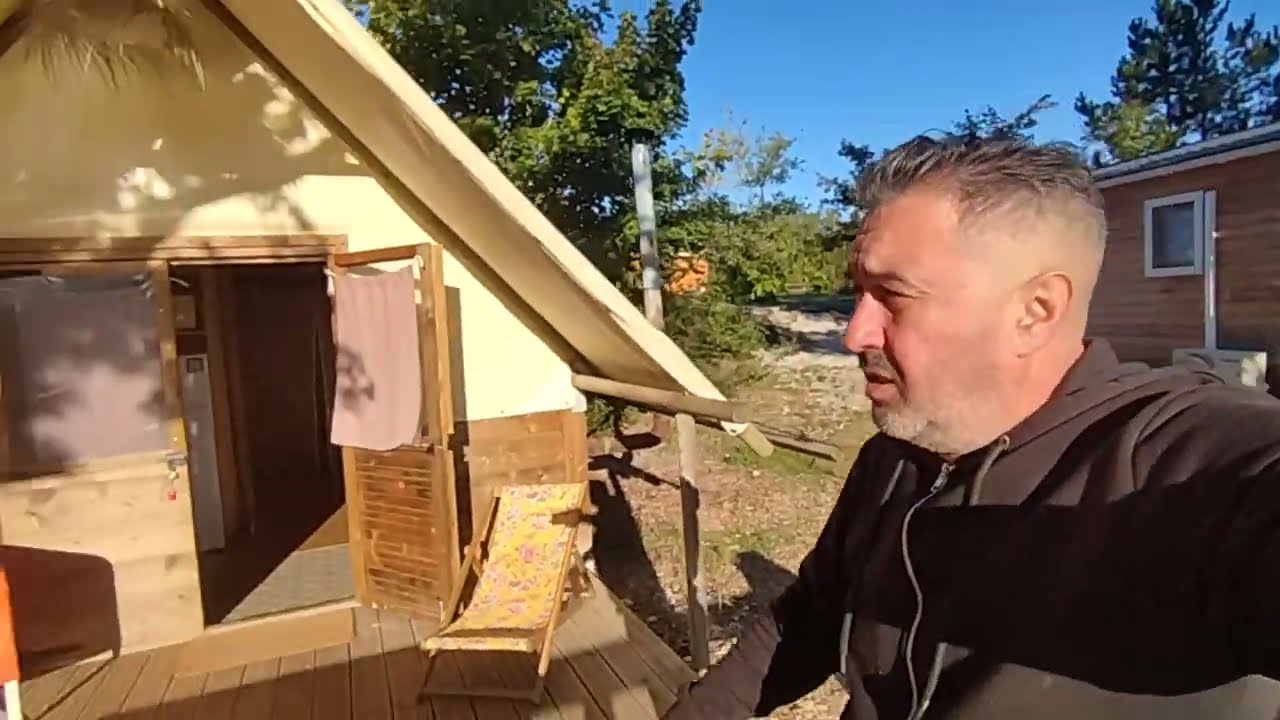 Visite de la cabane Trappeur aux Chamberts Camping et lodge