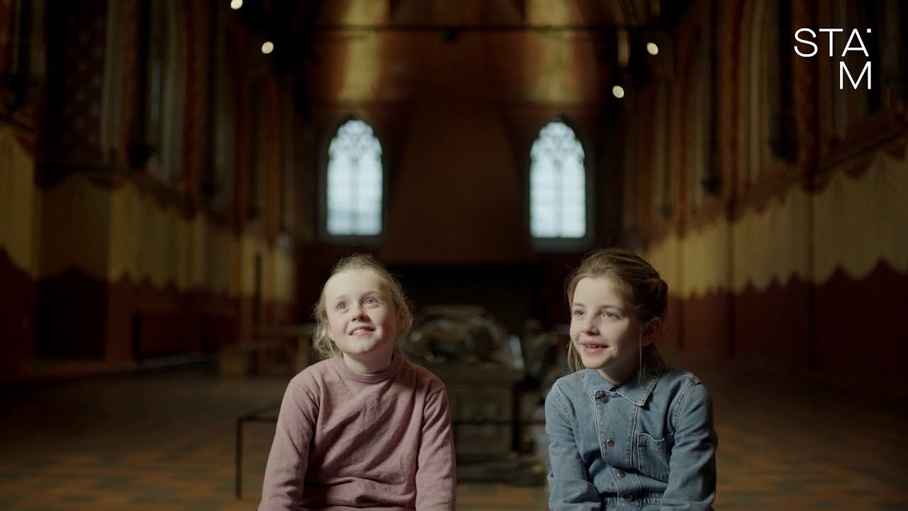 Kijk! Onze trampoline in het museum!