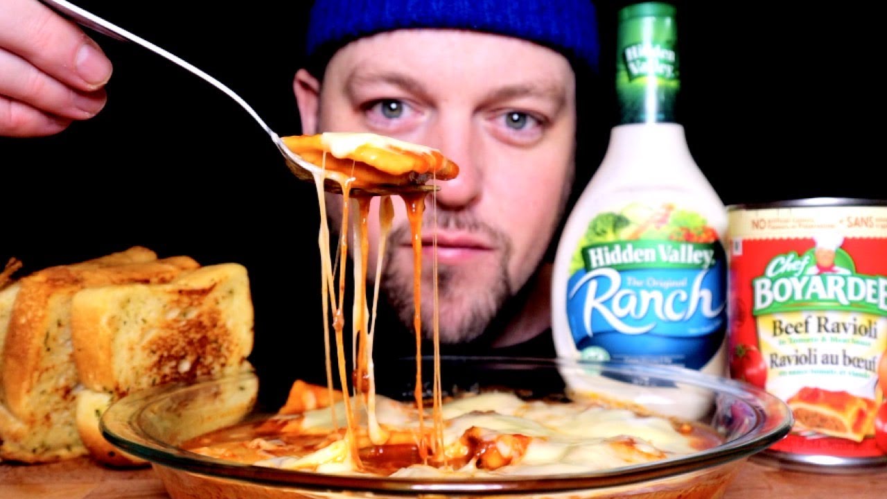 CHEESY RAVIOLI AND GARLIC BREAD