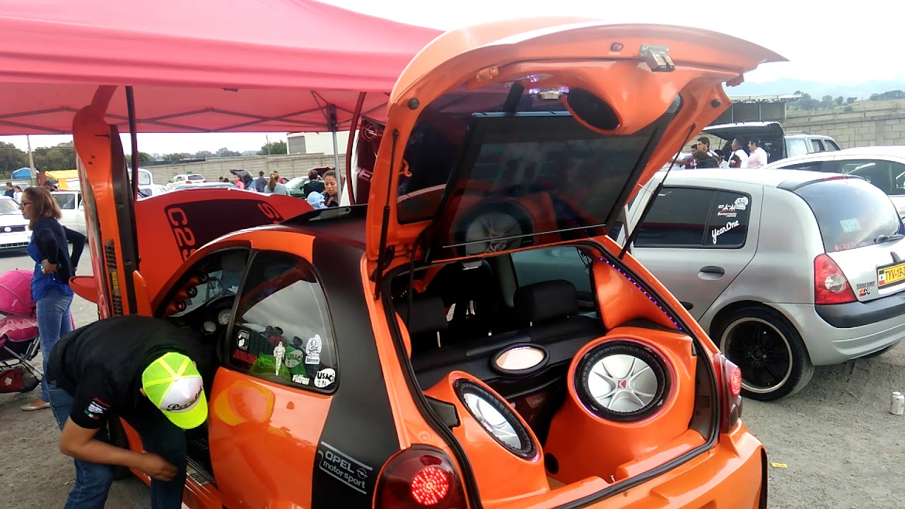 Chevy C2 con gran dosis de Tuning