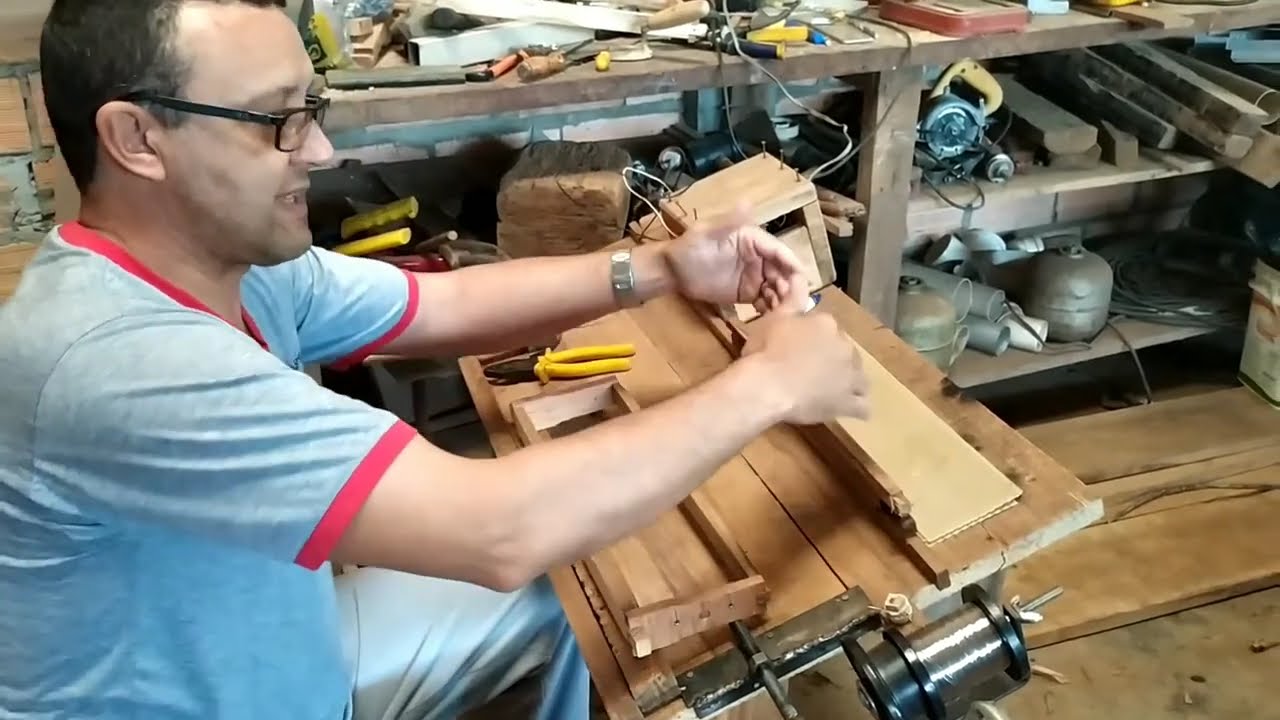 Mesa 2x1 pra por o arame nos quadros e pra encrustar a cera alveolada.
