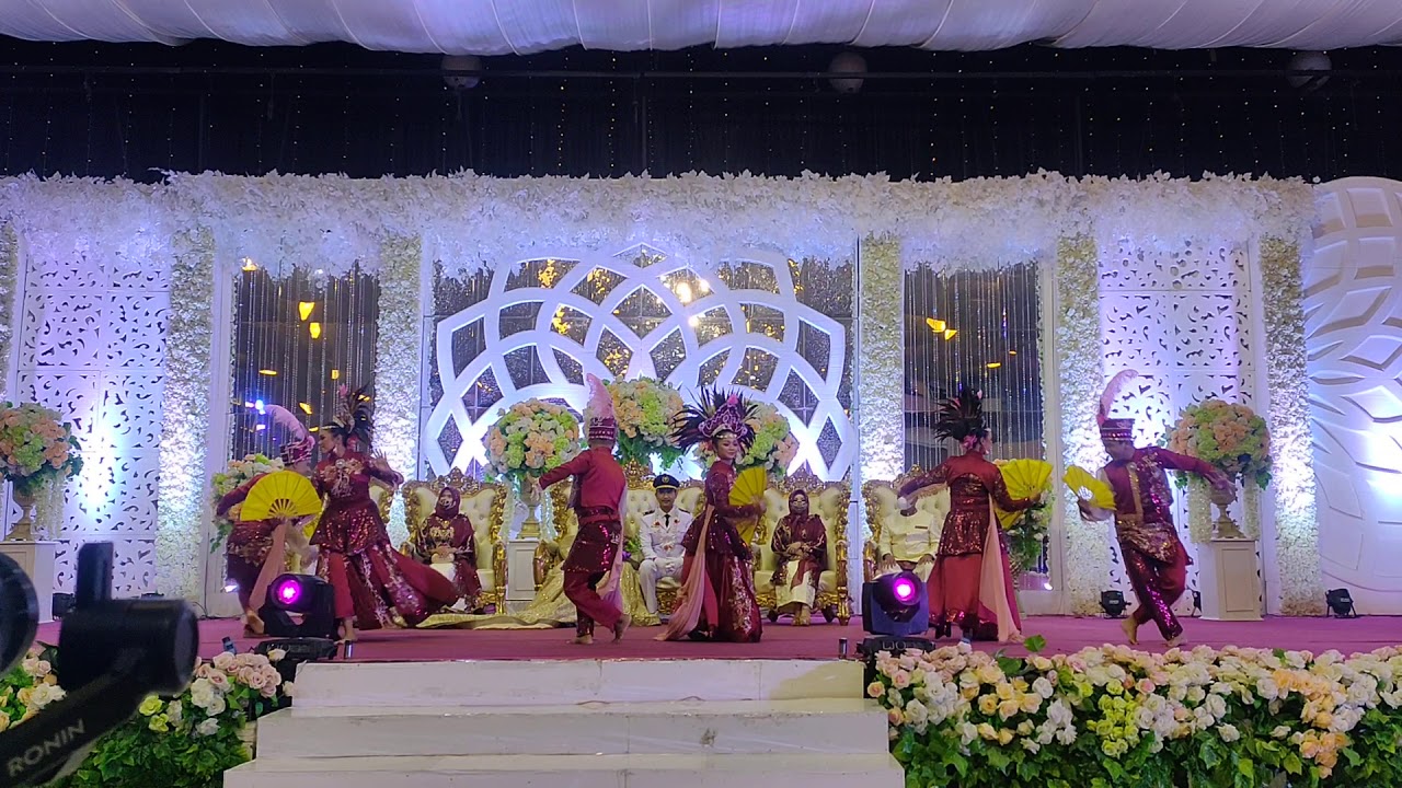 Tari Hulondalo Lipu'u by Pajongge Dancer Gorontalo