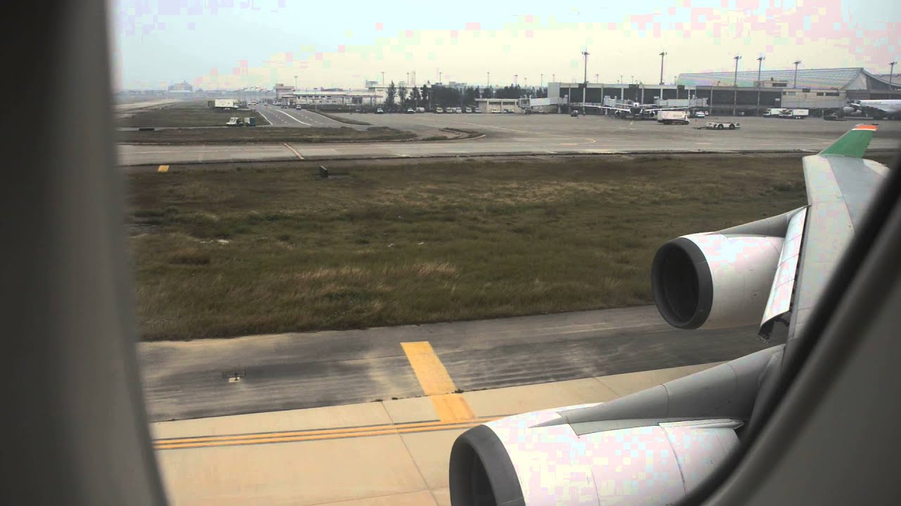 EVA Air Boeing 747-400 Combi B-16409 landing at Taipei farewell flight