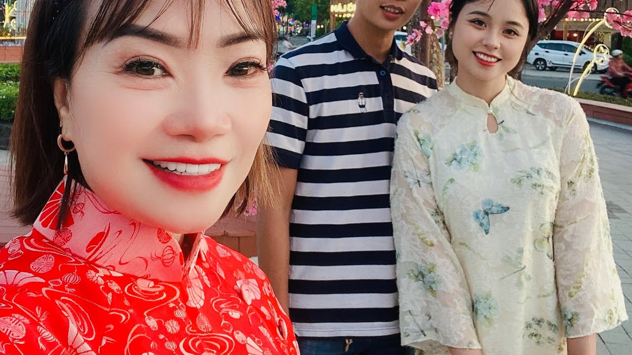 CON TRAI DẨN BẠN GÁI VỀ THĂM SÁU LÙN
