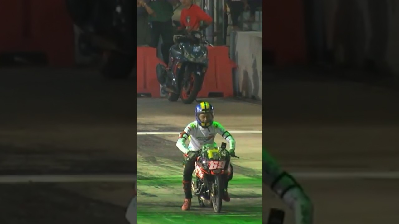 Fachry Komeng tunjukkan skill bisa niruin gaya superman Ebon jarak 1000 meter