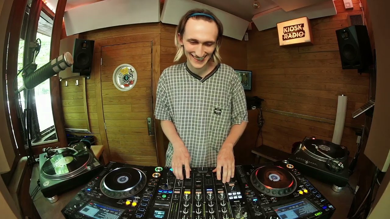 Planet Show w/ aaron @ Kiosk Radio, Brussels