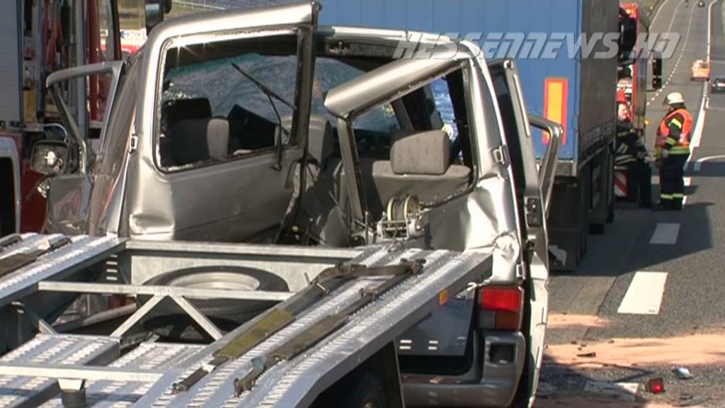 Tödlicher Unfall auf A7 - Transporter rast in Sattelzug  31.10.2013