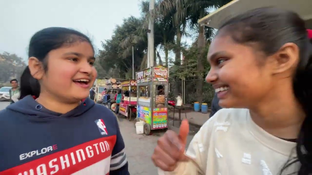 Aaj humne teeno ne Khaye momos 🥟 aur ki masti 😂😂#subscribemychannel #vlog #food #friends👩🏻 #sister👩🏻