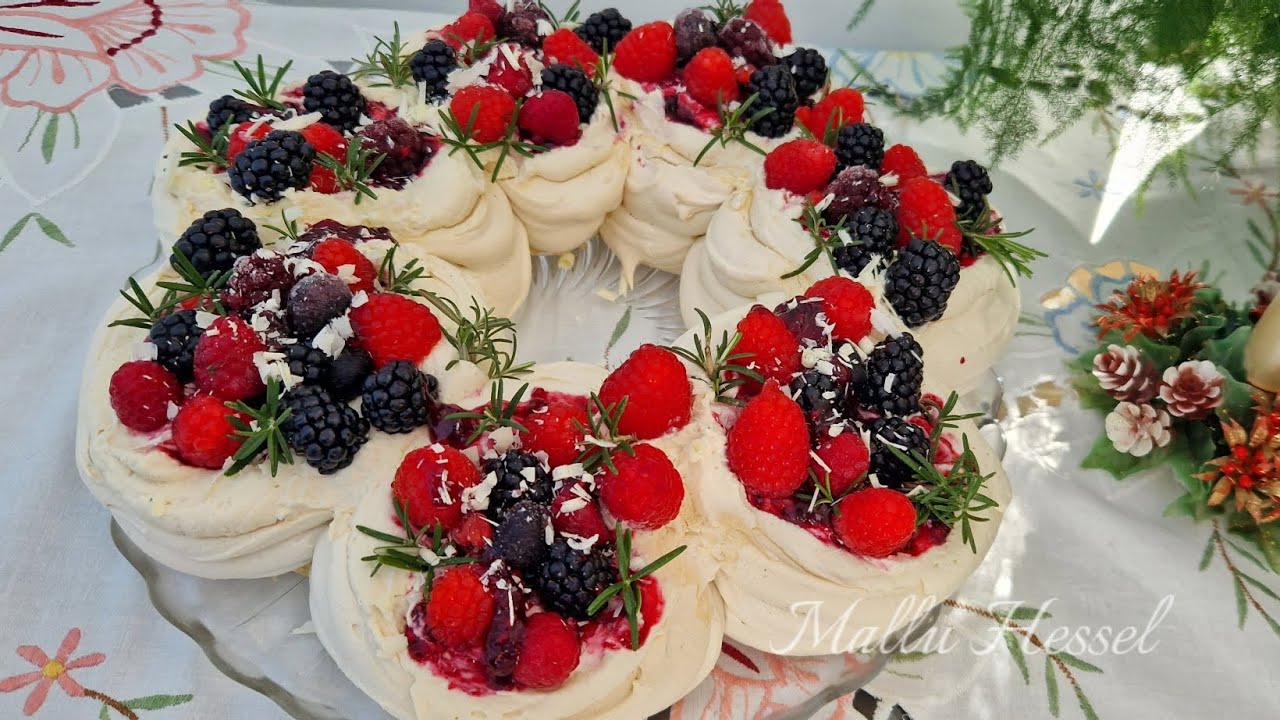 Pavlova de Natal - merengue crocante, com  creme  aveludado,  com calda e frutos vermelhos frescos.
