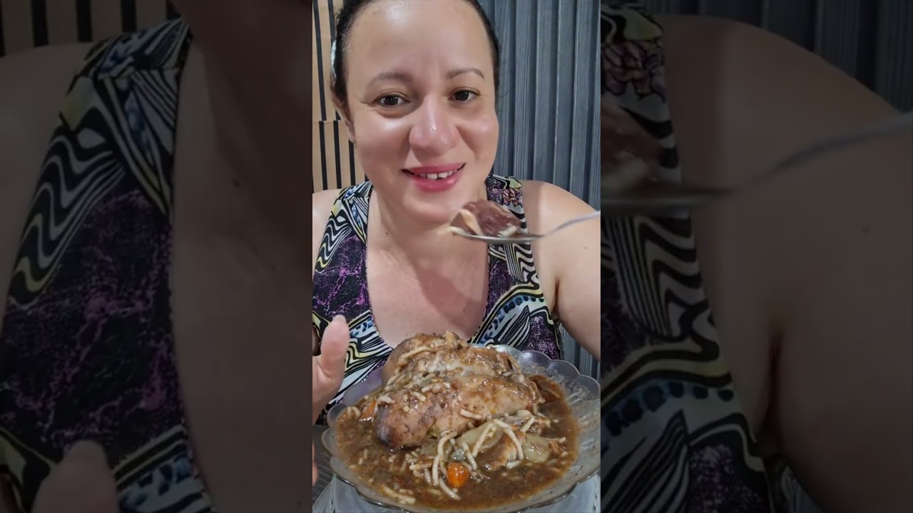 Cafezinho reforçado de sopa com feijão preto