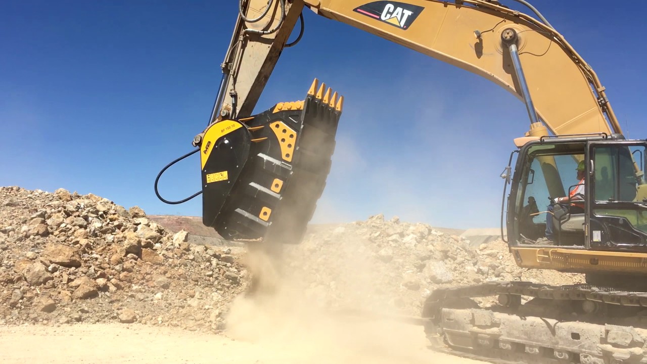 BF150.10, World's Largest Crusher Bucket, Crushing basalt and gold ore on Cat 365 CL