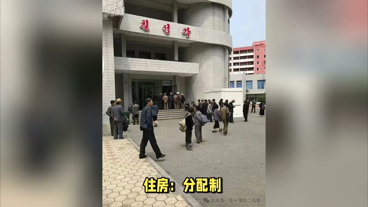 在朝鲜，一万元能活一个月还是两天？住在酒店看月薪30元的服务 平壤的羊角岛酒店，我的第一个落脚点。标准间每晚280元人民币，听起来不贵？但这只是开始。早餐在酒店餐厅：一碗冷面80元，一份石锅拌饭1