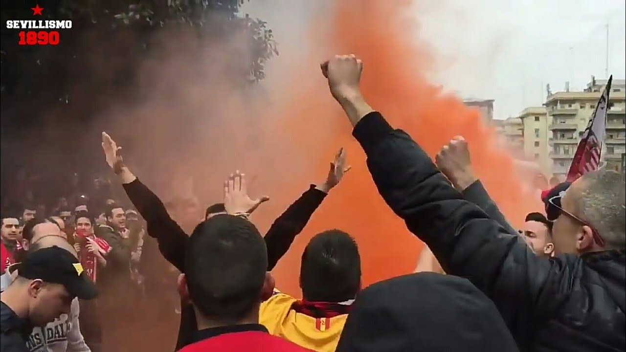 Despedida de la afición del Sevilla a la plantilla antes del Derbi. | Betis - Sevilla
