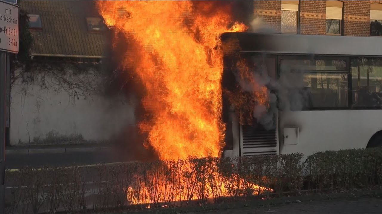 [BUSBRAND IN PULHEIM] - Motorraum im Vollbrand ~ Flammen & starke Rauchentwicklung -