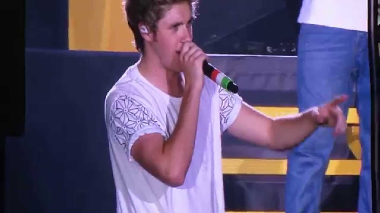 One Direction - Fans Wanting Niall To Take His Shirt Off - On The Road Again 8/2/15 Sydney