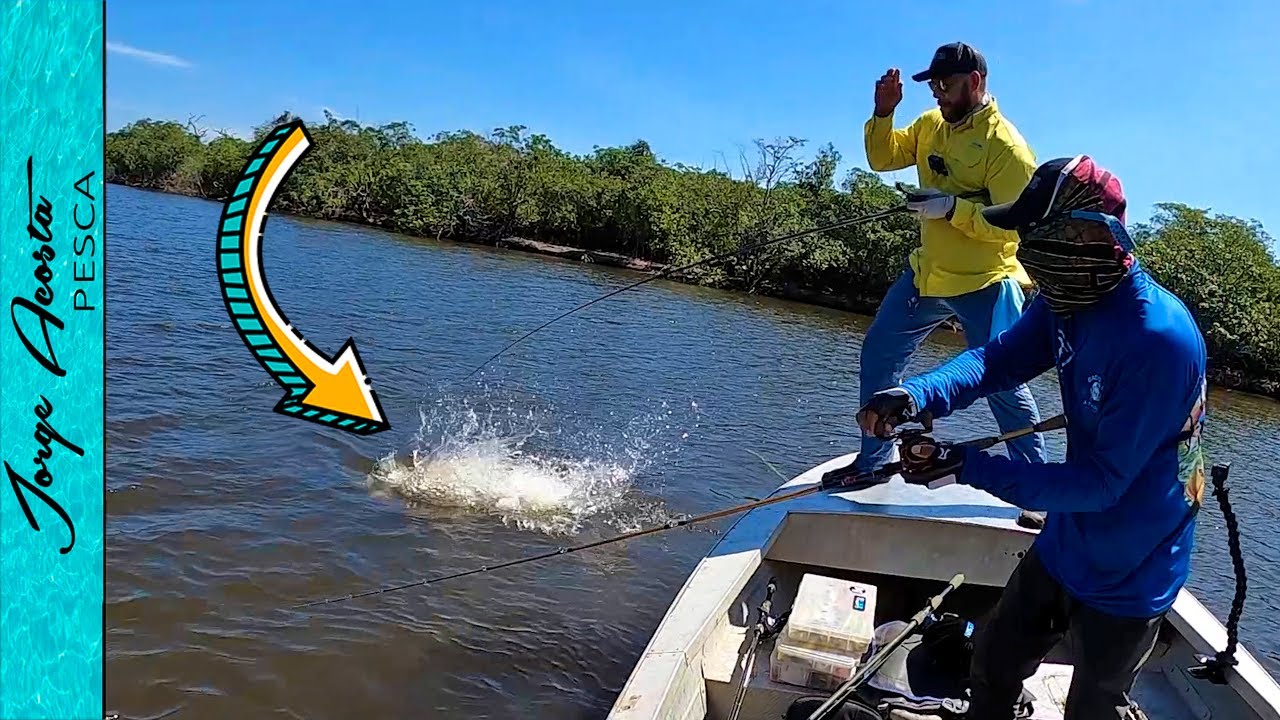 ENORME Pez AGRESIVO ataca el SEÑUELO junto a la lancha