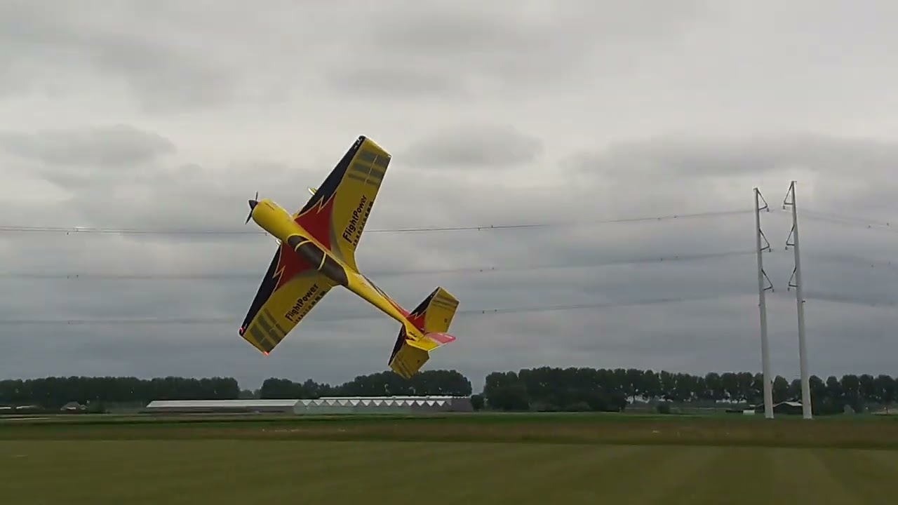 Flightline 2022 - Derk met zijn Sebart Su29 140E