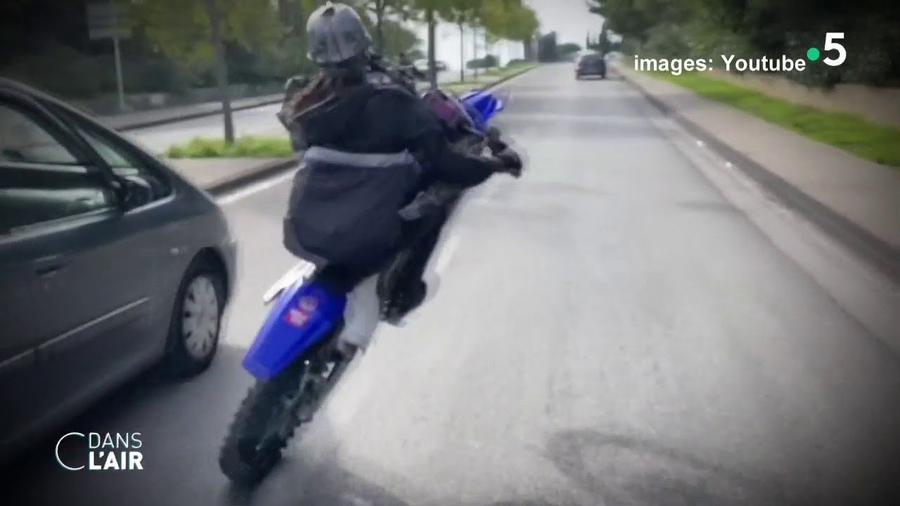 Les rodéos urbains, un défi pour les autorités - Reportage #cdanslair 12.10.2020