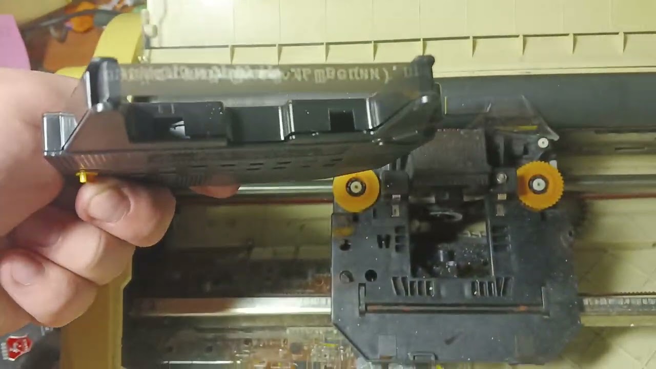 Пишущая машинка Olivetti Linea 101 и отвратительный картриджъ Ondacart для нея.