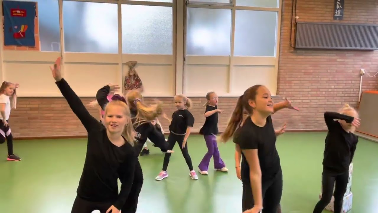 Small World Dance Centre - Yi-Ha-Hee Sinterklaas dans 2022